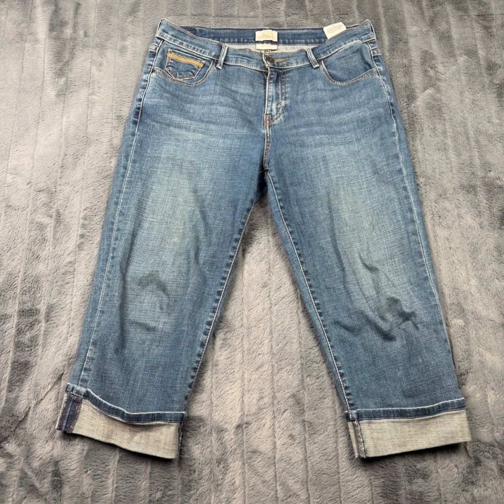 Levis 515 Capri Jeans Womens 8 Medium Wash Blue Denim Cropped Cuffed Pants